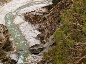 les of bridge on river