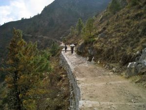 leslie's of trail outside namche
